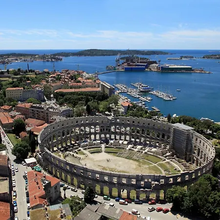 With Parking Space - 26944 Pula